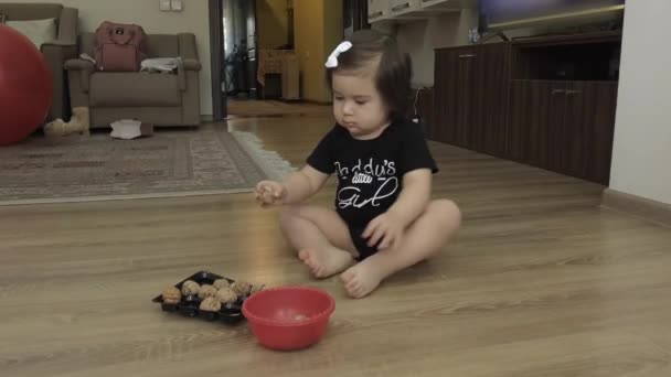 Niño Sienta Suelo Habitación Transfiere Las Nueces Taza Molde Habiendo — Vídeos de Stock