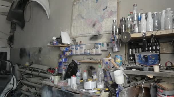 Sala Reparación Coches Interior Hay Botellas Latas Pintura Herramientas Partes — Vídeos de Stock