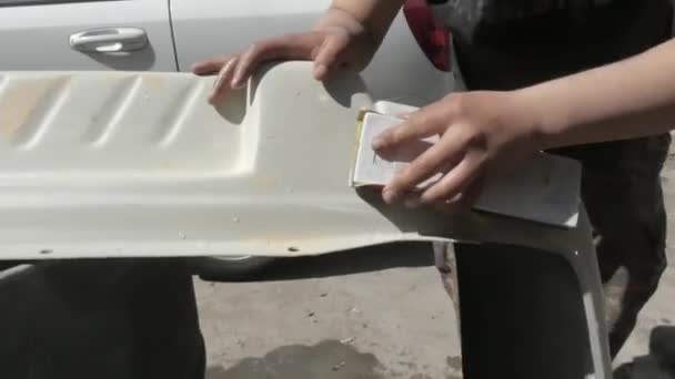 車の修理店で 男の手が摩擦し 車の部品の表面を研削 — ストック動画