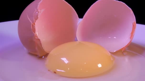 One Broken Raw Chicken Egg Shells Plate Rotating Video — Stock Video