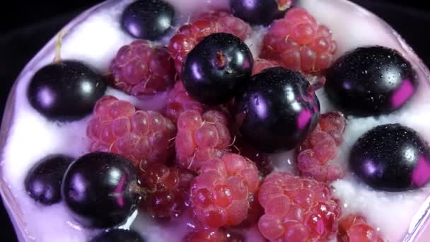 Dessert Blanc Framboises Groseilles Sur Elle Gros Plan Vidéo Tournante — Video