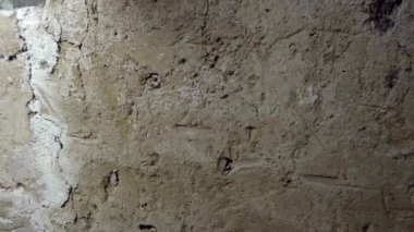 Toprak mahzeni duvarı. Şarap mahzeninde işlenmemiş kil duvar.