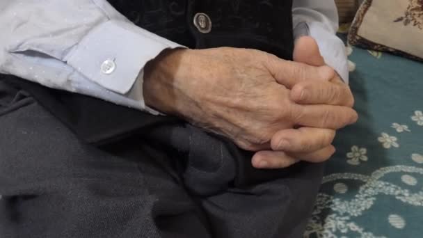 Detailní Záběr Rukou Starého Muže Sedícího Gauči Staré Ruce Spojené — Stock video