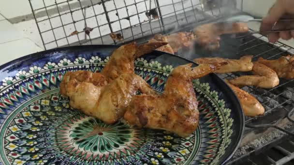 Sayap Barbekyu Ditransfer Piring Dengan Tongs Sayap Ayam Panggang Diambil — Stok Video