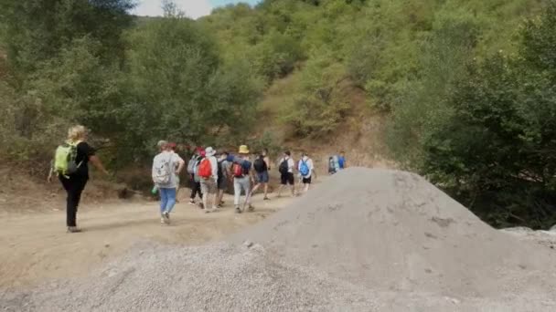 Letnia Wędrówka Górach Grupa Turystów Odchodzi Górską Gliną Zakurzoną Drogą — Wideo stockowe