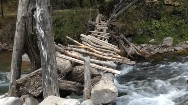 Gammal Hemmagjord Bro Krokig Trägångbro Gjord Pinnar Över Bergsflod Närbild — Stockvideo