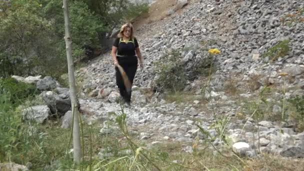 Turista kráčí unavený po horské stezce. — Stock video
