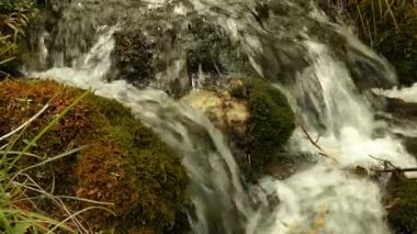 Dağ nehrinin kayalıklardaki jetleri
