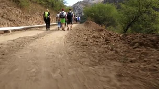 Eine Sommerwanderung in den Bergen. — Stockvideo