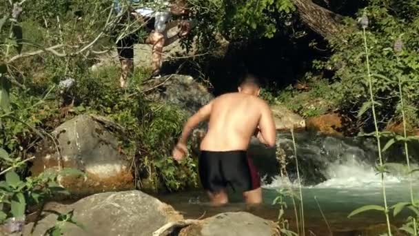 Ein weißer Mann badet in einem Gebirgsfluss — Stockvideo