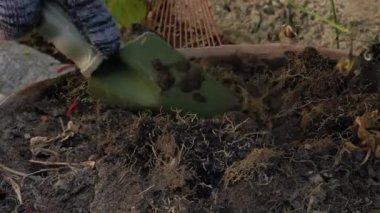 Eller zemini gevşetiyor. Yakın plan.