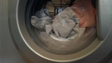 Çamaşır makinesinin varilinde bir şeyler dönüyor..