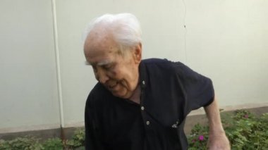 Bahçesinde çalışan yaşlı bir adamın portresi..