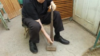 Yaşlı bir adam çekiç kaldıramaz..