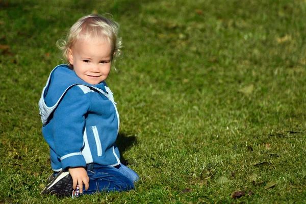 Kis gyerek a fűben — Stock Fotó