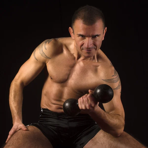Biceps övning med vikt — Stockfoto