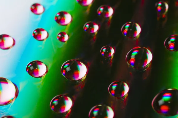 Gotas de agua sobre fondo colorido — Foto de Stock