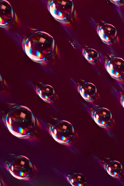 Gotas de agua sobre fondo púrpura — Foto de Stock
