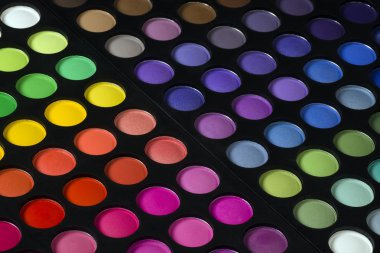 renkli göz gölgeler