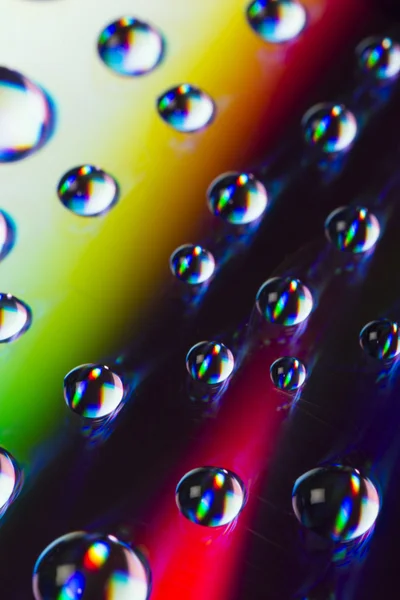 Gotas de agua sobre fondo colorido — Foto de Stock