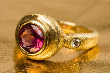 Mücevherli altın yüzük