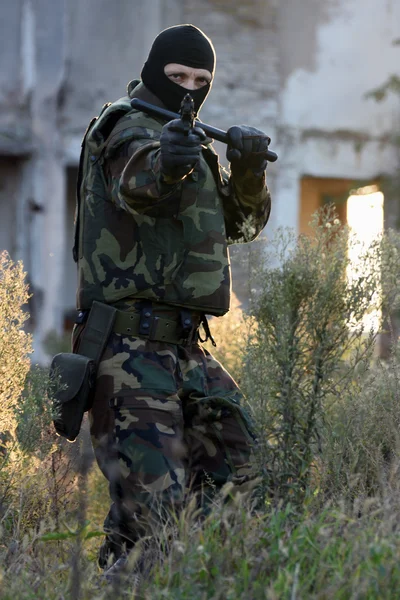 Soldado con pistola y bastón de goma —  Fotos de Stock