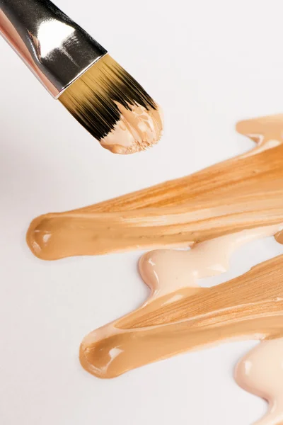 Make-up borstel met make-up product — Stockfoto