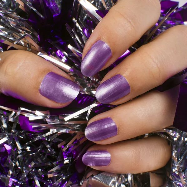 Purpurowe paznokcie manicure — Zdjęcie stockowe