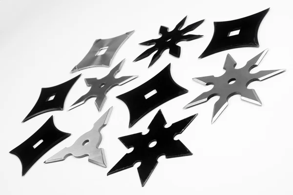 Beyaz arka plan üzerinde shurikens