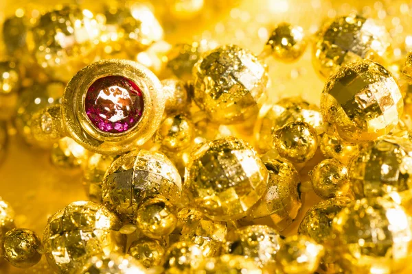 Zlaté šperky s drahokam — Stock fotografie