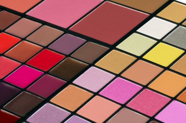 Renkli makyaj paleti