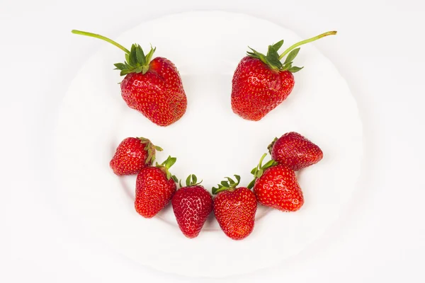 Lächelnde Erdbeeren auf Weiß — Stockfoto