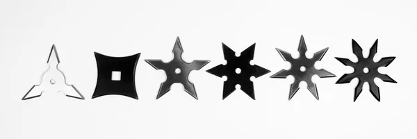Beyaz arka plan üzerinde shurikens