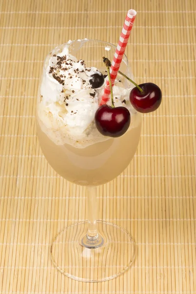 Café gelado com cereja azeda — Fotografia de Stock