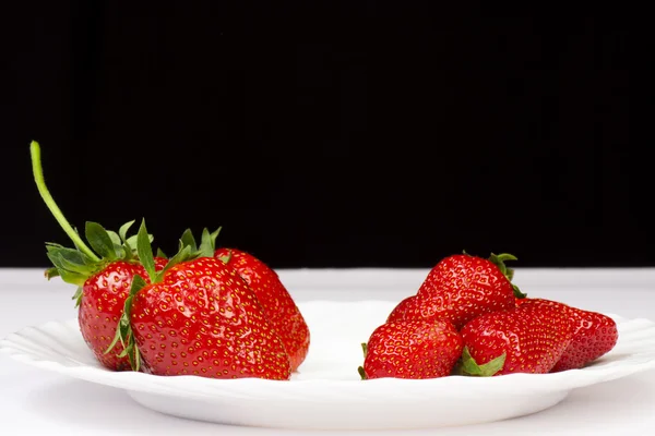 Erdbeeren auf schwarzem Hintergrund — Stockfoto