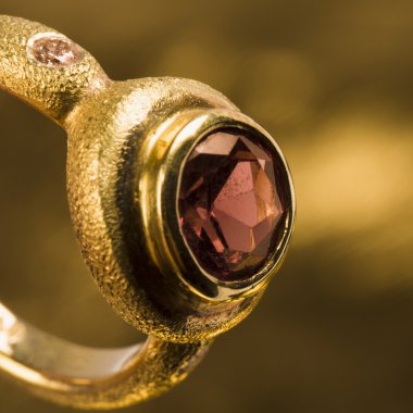 Mücevherli altın yüzük