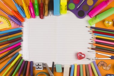 beyaz boş defter üzerinde okul malzemeleri