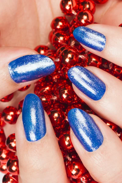 Niebieskie paznokcie z perłami czerwony — Zdjęcie stockowe