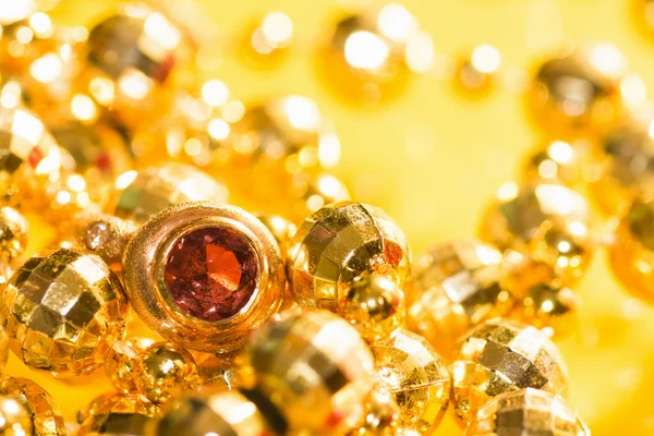 Gouden luxe sieraden — Stockfoto