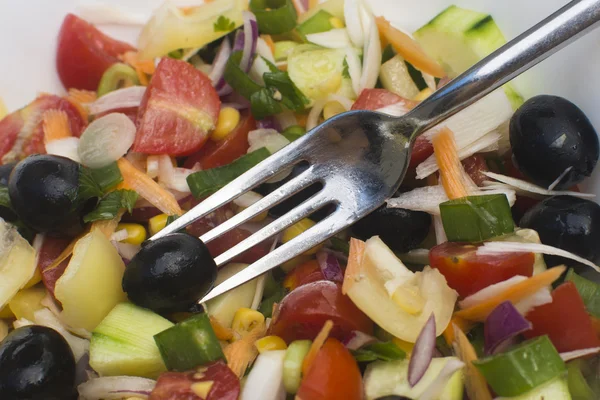 Gabel im Salat — Stockfoto
