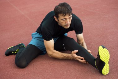 adam bacaklarını esnetiyor