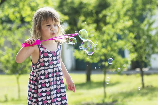 Het Schattige Kleine Meisje Jurk Blaast Zeepbellen Buiten — Stockfoto