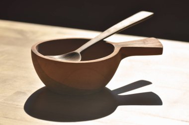 Tahta kaşıklı ahşap kase, mutfak aletleri için ahşap kaplama..