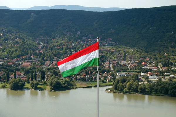 Bandiera ungherese con bellissimo paesaggio — Foto Stock