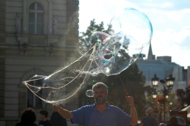 adam büyük kabarcıklar sokakta yapar.