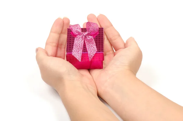 Pequena caixa de presente nas mãos — Fotografia de Stock