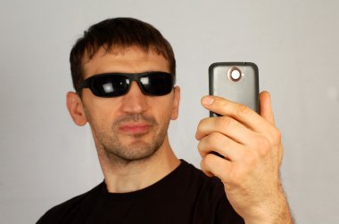 Adam selfie çekiyor.