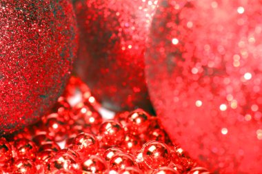 Kırmızı süslemeler