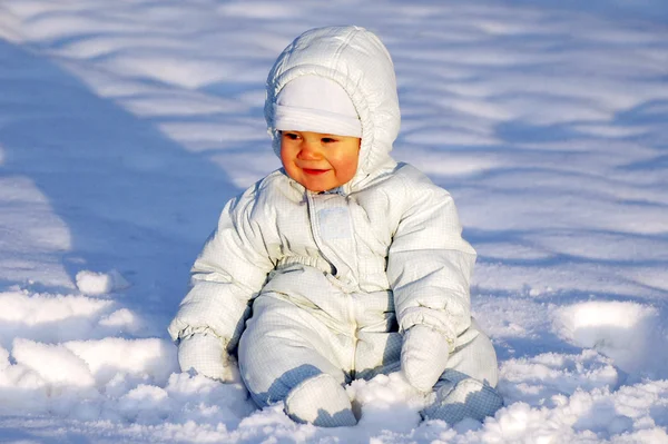 Šťastné dítě ve sněhu — Stock fotografie