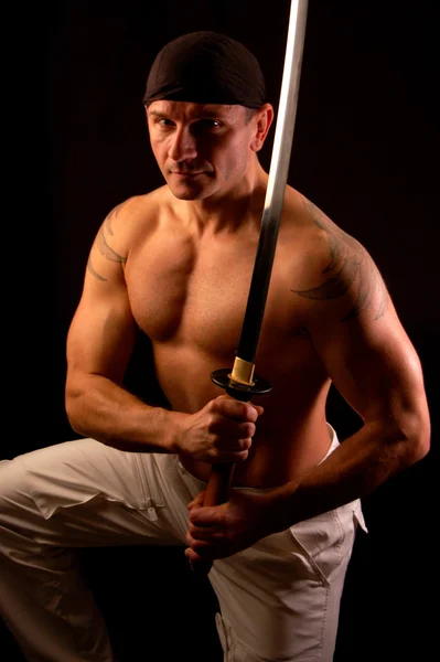 用剑的肌肉男 — 图库照片